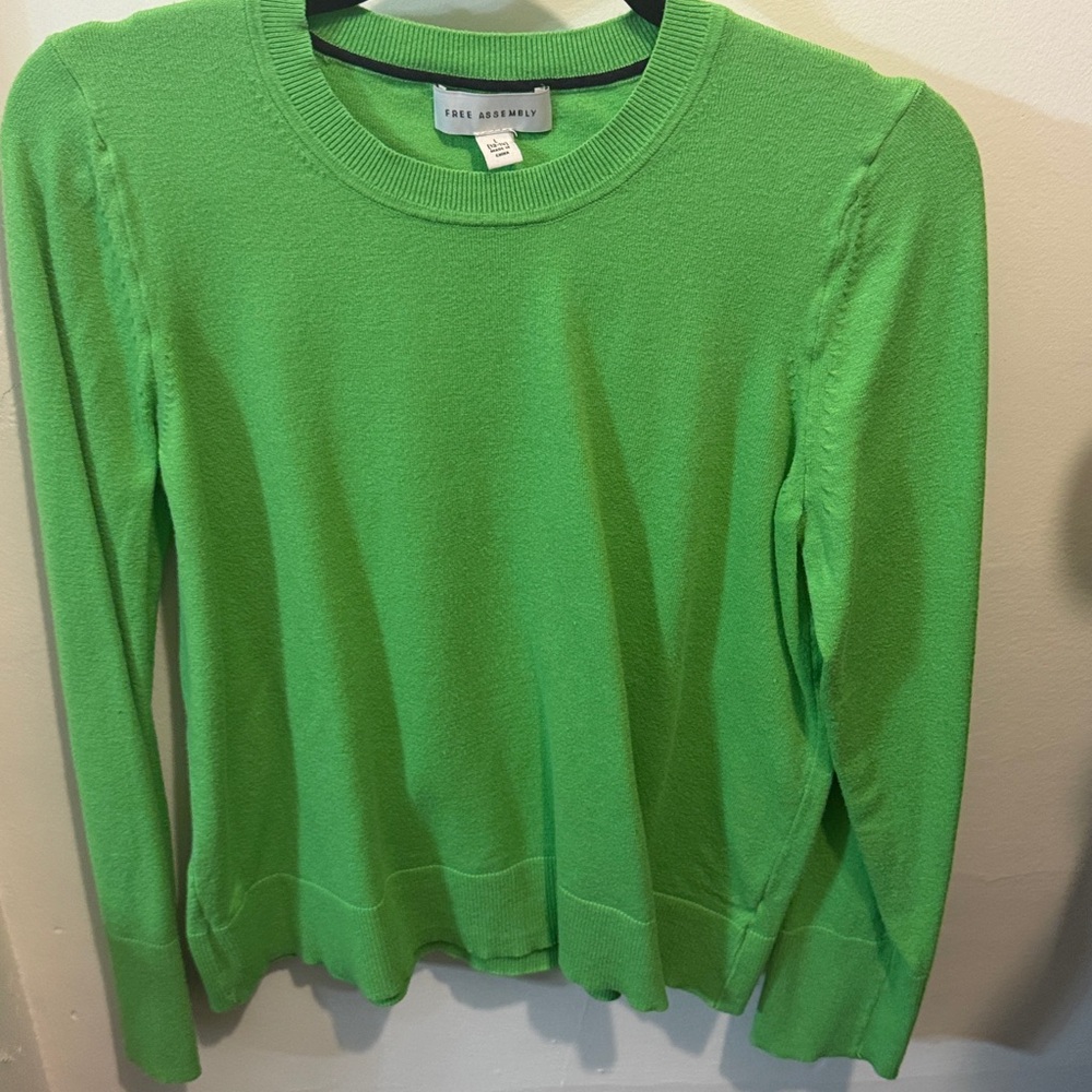 Free Assembly Women's Vibrant Green Long Sleeve Crewneck Sweater St Patricks Day - Picture 9 of 14